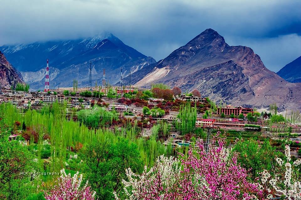 hunza-haiderabad The Hunza Valley is a mountainous valley in the northern part of the Gilgit-Baltistan region of Pakistan, formed by the Hunza River,